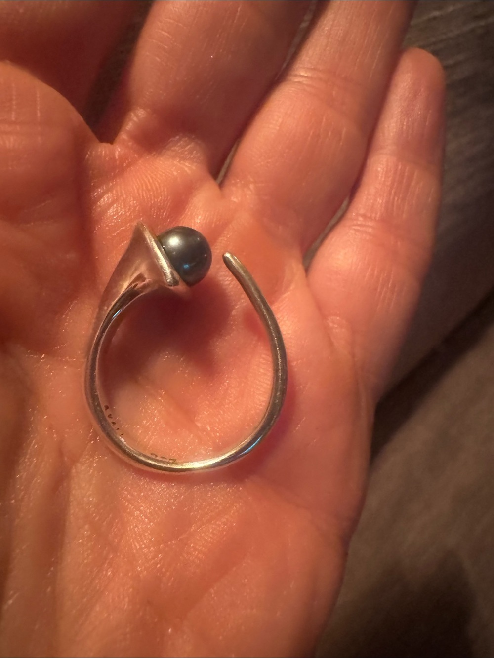 Sterling Silver Open Band Ring with Dark Gray Pearl